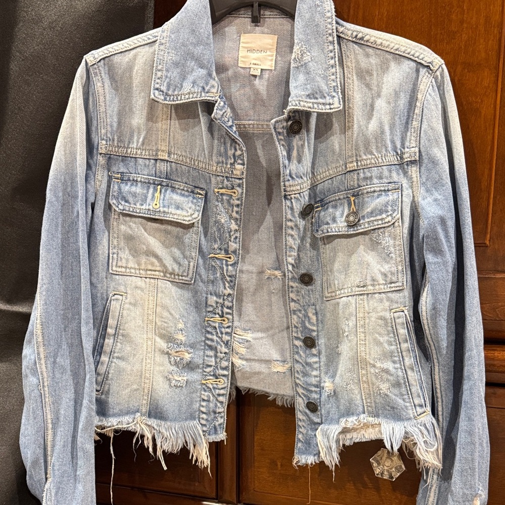 Trendy Light Blue Denim Jacket with Frayed Hem